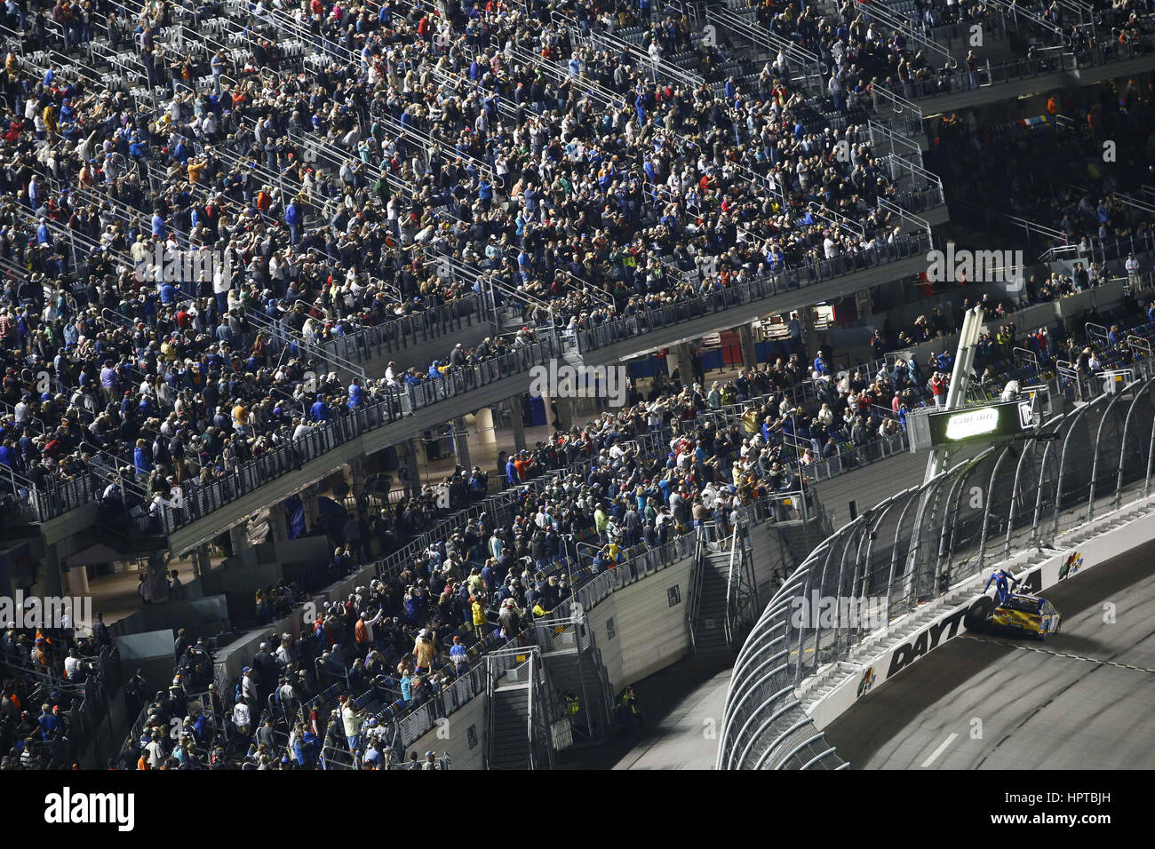 Daytona Beach, Florida, Stati Uniti d'America. Il 23 febbraio, 2017. Febbraio 23, 2017 - Daytona Beach, Florida, Stati Uniti d'America: Chase Elliott (24) festeggia sul tratto anteriore a Daytona dopo aver vinto la Can-Am duelli al Daytona International Speedway di Daytona Beach, Florida. Credito: Justin R. Noe Asp Inc/ASP/ZUMA filo/Alamy Live News Foto Stock