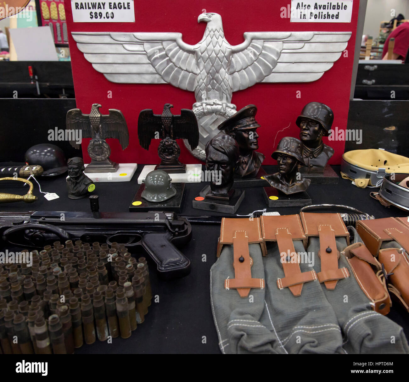 Louisville, Kentucky, Stati Uniti d'America. 24 Febbraio, 2017. Attrarre collezionisti, i commercianti e i curatori del museo, storici, veterani militari e gli appassionati di storia, la Ohio Valley società militare la mostra annuale della mostra caratteristiche quasi 2.000 tabelle di armi antiche e militaria in vendita. Credito: Brian Cahn/ZUMA filo/Alamy Live News Foto Stock