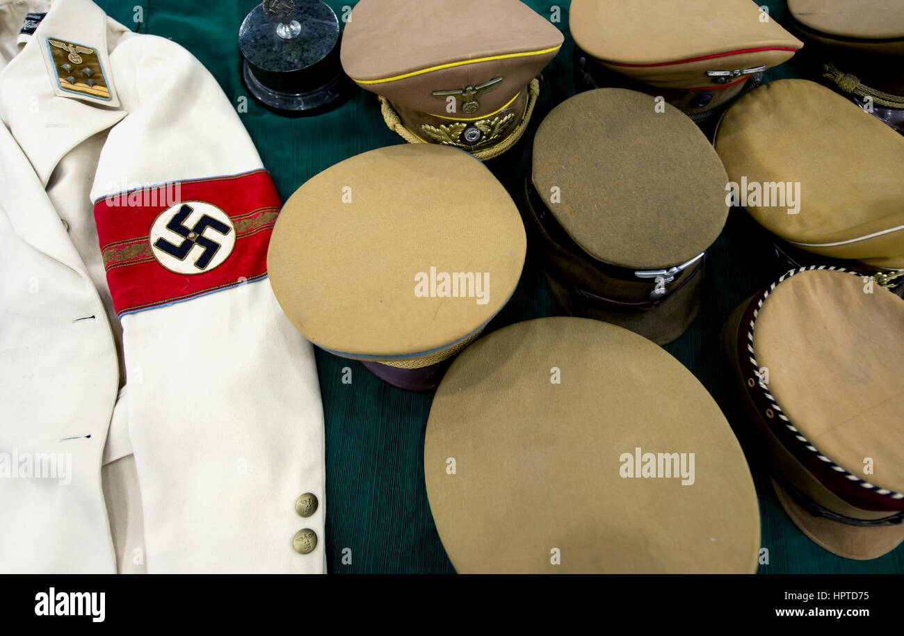 Louisville, Kentucky, Stati Uniti d'America. 24 Febbraio, 2017. Attrarre collezionisti, i commercianti e i curatori del museo, storici, veterani militari e gli appassionati di storia, la Ohio Valley società militare la mostra annuale della mostra caratteristiche quasi 2.000 tabelle di armi antiche e militaria in vendita. Credito: Brian Cahn/ZUMA filo/Alamy Live News Foto Stock