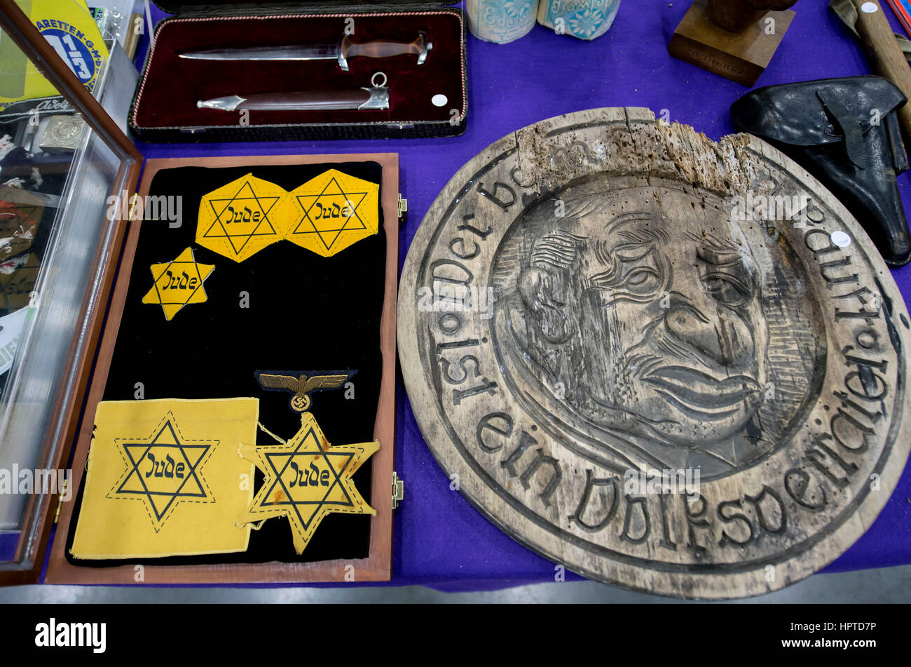 Louisville, Kentucky, Stati Uniti d'America. 24 Febbraio, 2017. Attrarre collezionisti, i commercianti e i curatori del museo, storici, veterani militari e gli appassionati di storia, la Ohio Valley società militare la mostra annuale della mostra caratteristiche quasi 2.000 tabelle di armi antiche e militaria in vendita. Credito: Brian Cahn/ZUMA filo/Alamy Live News Foto Stock