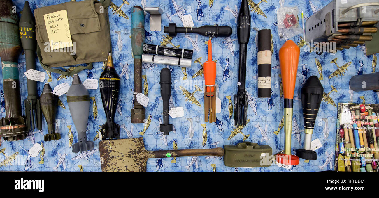 Louisville, Kentucky, Stati Uniti d'America. 24 Febbraio, 2017. Attrarre collezionisti, i commercianti e i curatori del museo, storici, veterani militari e gli appassionati di storia, la Ohio Valley società militare la mostra annuale della mostra caratteristiche quasi 2.000 tabelle di armi antiche e militaria in vendita. Credito: Brian Cahn/ZUMA filo/Alamy Live News Foto Stock