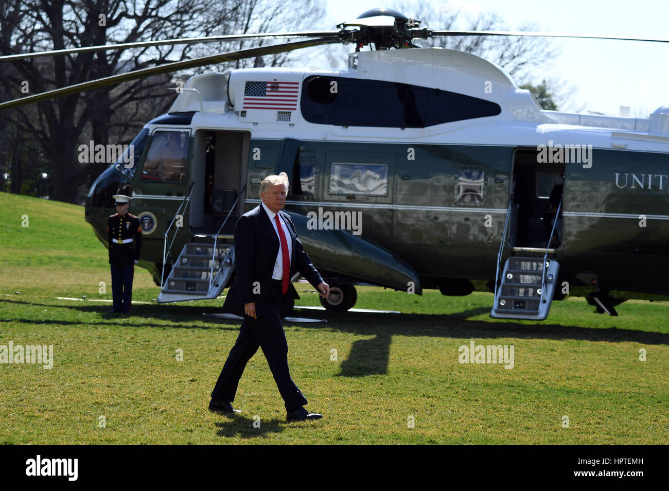 Washington, DC, Stati Uniti d'America. 24 Febbraio, 2017. Stati Uniti Presidente Donald Trump passeggiate all Ufficio Ovale dopo il ritorno alla Casa Bianca di Washington, DC, Stati Uniti, il Feb 24, 2017. Credito: Yin Bogu/Xinhua/Alamy Live News Foto Stock