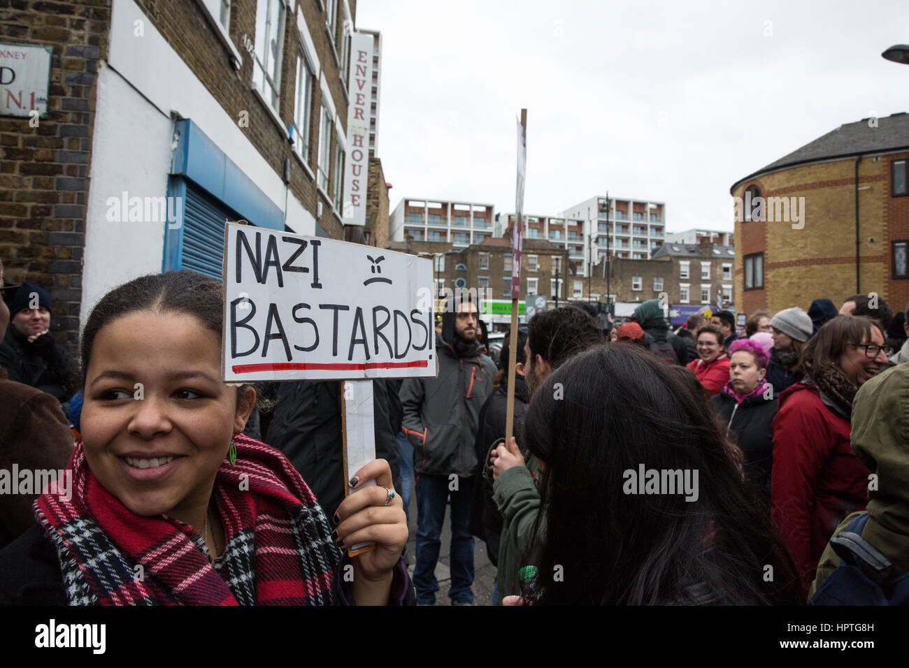 Londra, Regno Unito. Il 25 febbraio, 2017. Anti-fascisti protestare fuori la LD50 art gallery di Dalston contro l'hosting di una mostra con il neo-nazi artwork e apertamente razzista di altoparlanti. Credito: Mark Kerrison/Alamy Live News Foto Stock