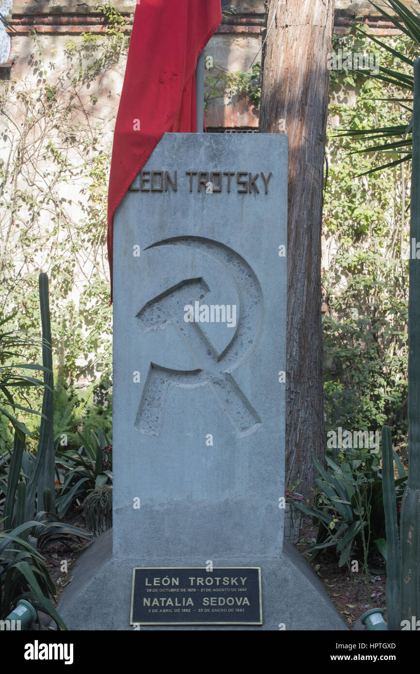 Città del Messico. Venerdì 24 Febbraio 2017. 'Museum a Leon Trotsky in casa di città del Messico mostra di montaggio per evidenziare il centesimo anniversario dell inizio della rivoluzione russa nel febbraio 2017. Trotsky e Lenin sono figure di spicco del rovesciamento degli zar russo. Trotsky ha vissuto a Città del Messico in esilio fino a quando fu assassinato nel 1940 nella sua casa in cui questo museo è stato creato preservando la casa. Credito: WansfordPhoto/Alamy Live News Foto Stock