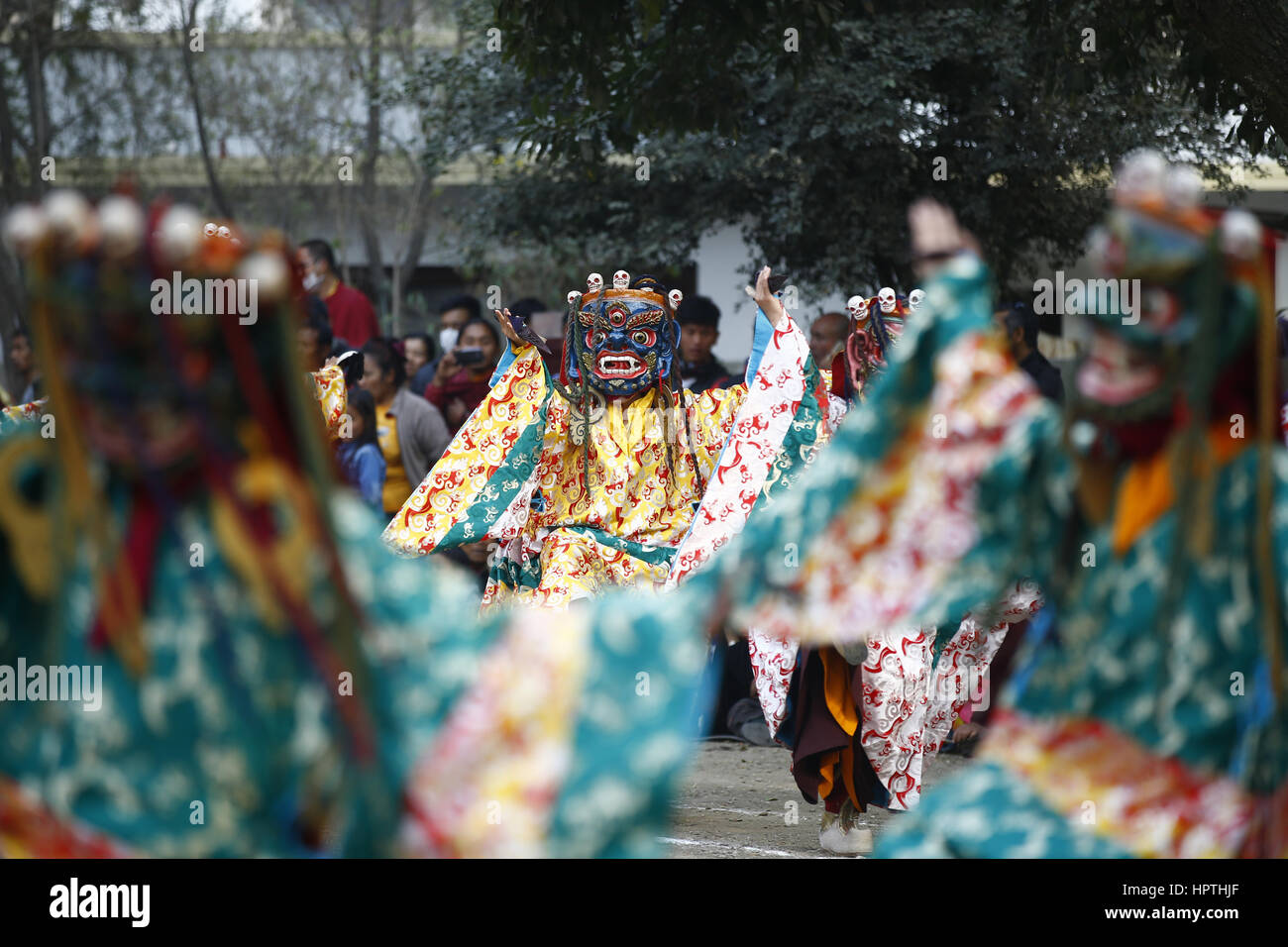 Kathmandu, Nepal. Il 25 febbraio, 2017. I monaci buddisti rivestita in abito tradizionale eseguire una danza rituale a Seto Ghumba Monastero a Kathmandu, Nepal, sabato 25 febbraio, 2017. Questa processione è tenuto ad allontanare gli spiriti maligni e per portare la pace nella comunità. Credito: Skanda Gautam/ZUMA filo/Alamy Live News Foto Stock