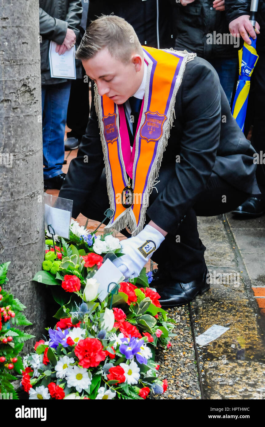 Belfast, Irlanda del Nord. 25 Feb 2017 - Il degno Master da fedeli Orange Lodge LOL147, Livingstone Memorial, stabilisce una corona al ricordo di un servizio per due Ulster Defence Regiment soldati, Federico Starrett e James Cummings, ucciso da una bomba dell'IRA 24/02/1988 Foto Stock