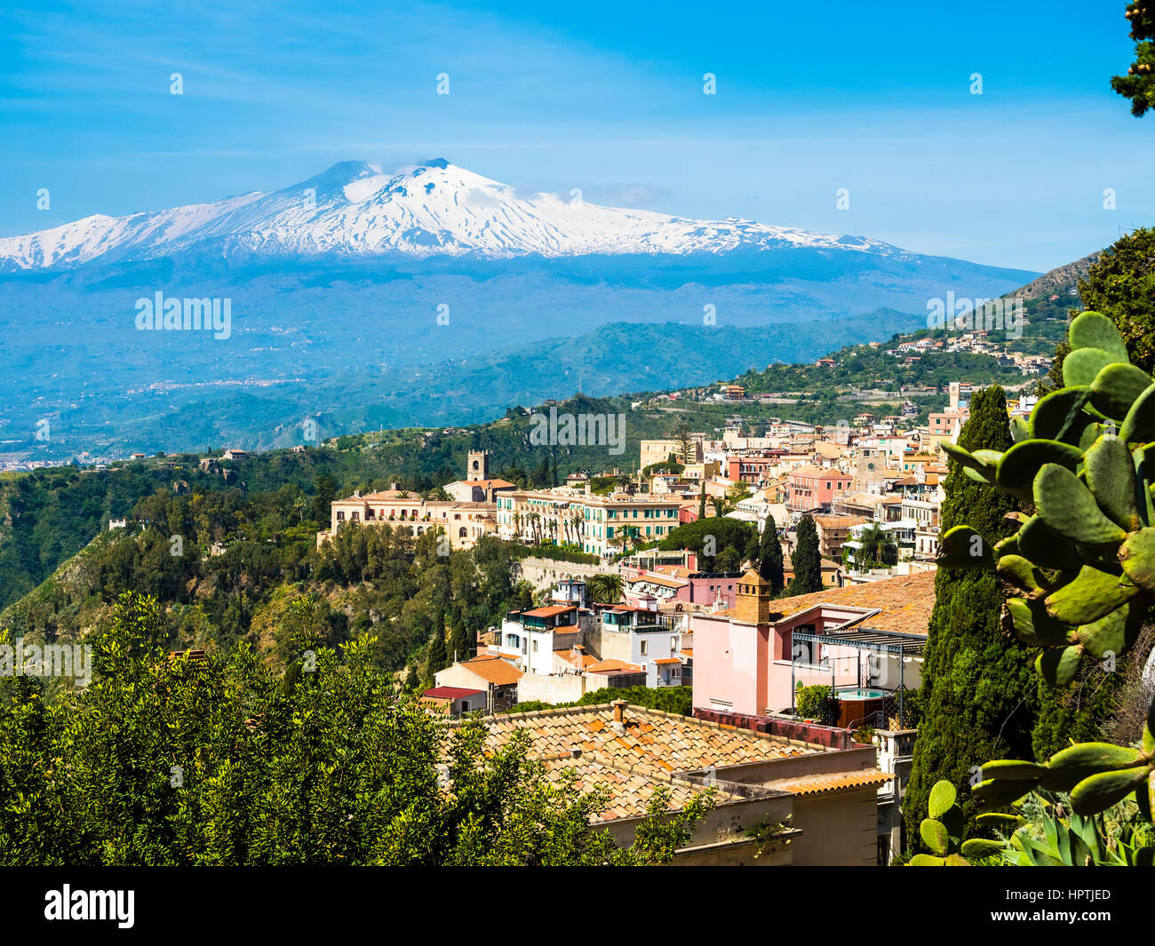 L'Italia, sicilia, Taormina, la vista della città dal di sopra con il Monte Etna in background Foto Stock