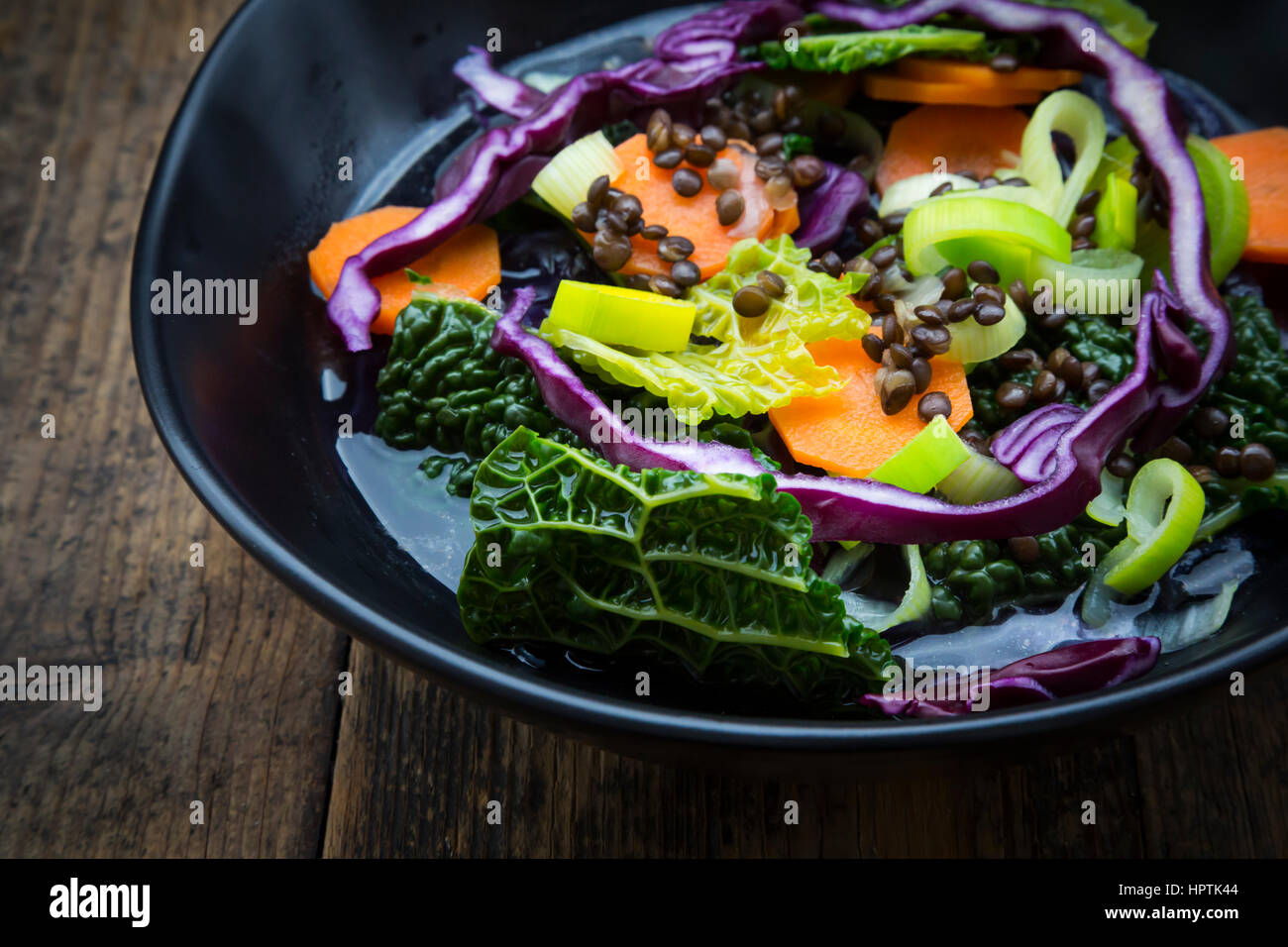 Ciotola di vegano stufato di cavolo con le lenticchie, vista parziale Foto Stock
