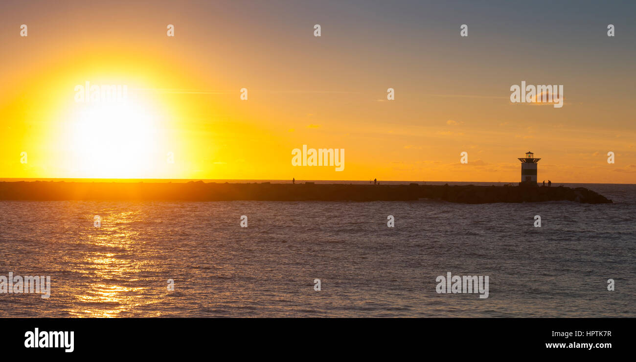 Paesi Bassi, l'Aia, Scheveningen, faro al tramonto Foto Stock