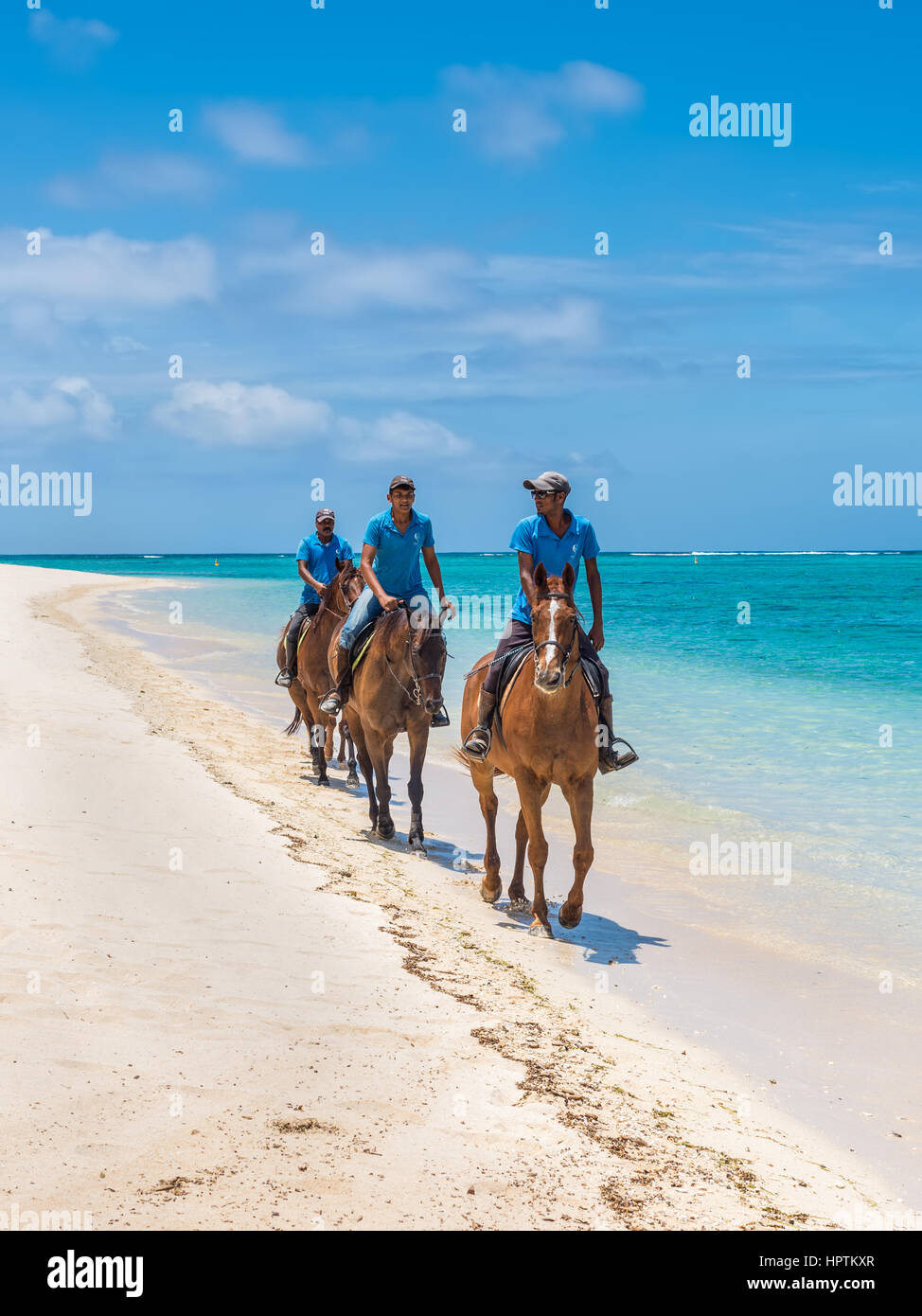 Le Morne, Mauritius - 7 Dicembre 2015: Uomini corsa dei cavalli su Le Morne Beach, una delle più belle spiagge dell'isola di Maurizio e il sito di molti turismo fac Foto Stock