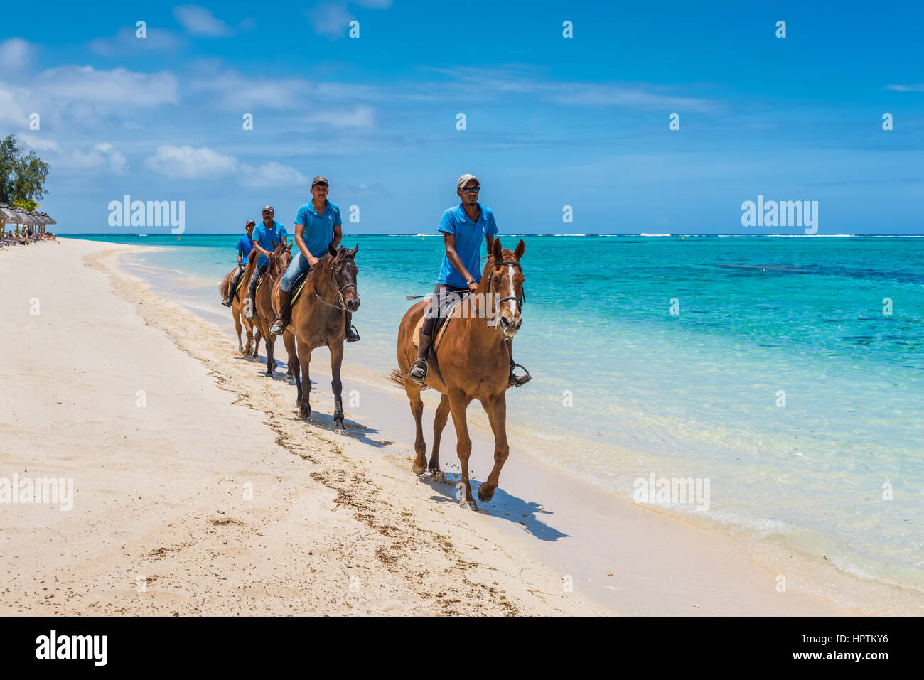 Le Morne, Mauritius - 7 Dicembre 2015: Uomini corsa dei cavalli su Le Morne Beach, una delle più belle spiagge dell'isola di Maurizio e il sito di molti turismo fac Foto Stock
