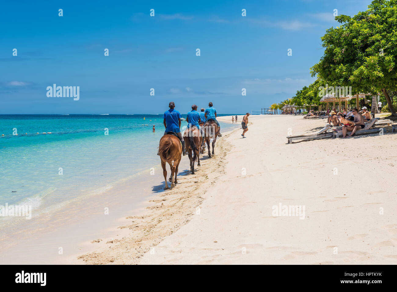 Le Morne, Mauritius - 7 Dicembre 2015: Uomini corsa dei cavalli su Le Morne Beach, una delle più belle spiagge dell'isola di Maurizio e il sito di molti turismo fac Foto Stock