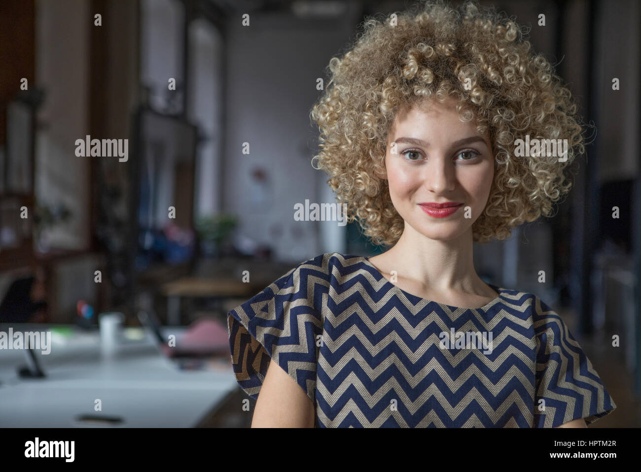 Ritratto di donna sorridente in ufficio Foto Stock