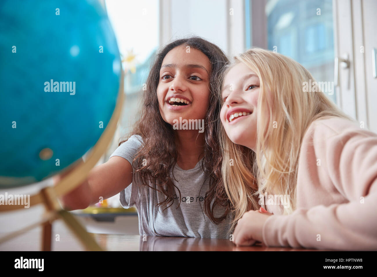 Due ragazze eccitato guardando al mondo Foto Stock