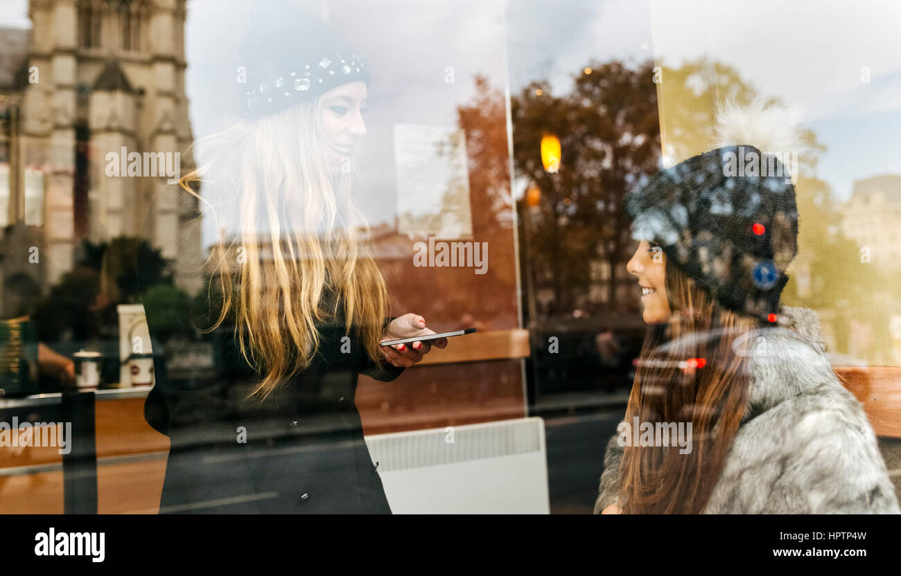 Francia, Parigi, due amici parlare insieme in un bar vicino alla cattedrale di Notre Dame Foto Stock