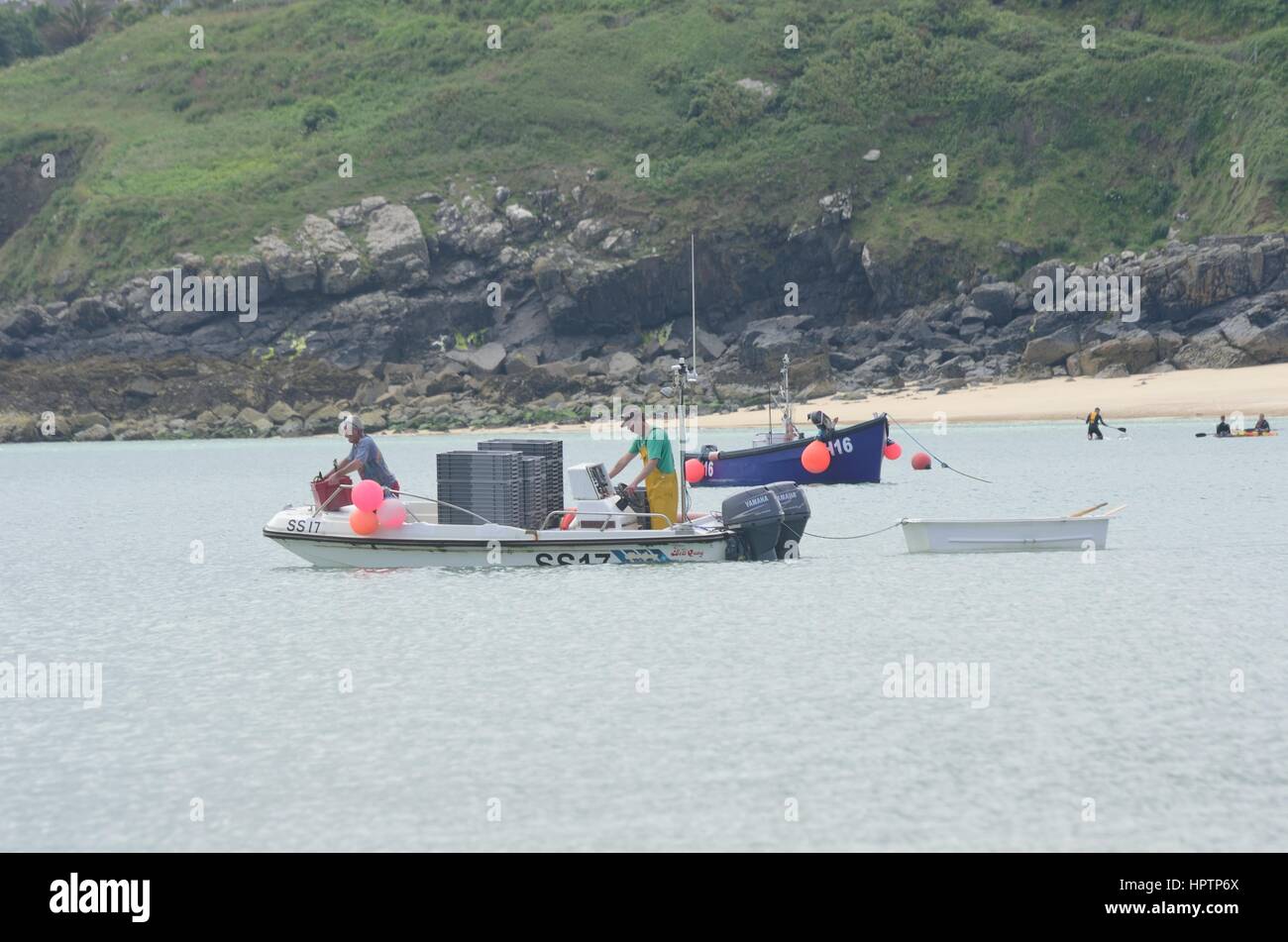 St Ives Cornwall , Regno Unito - Luglio 03, 2016: i pescatori in una piccola imbarcazione con pentole di aragosta Foto Stock