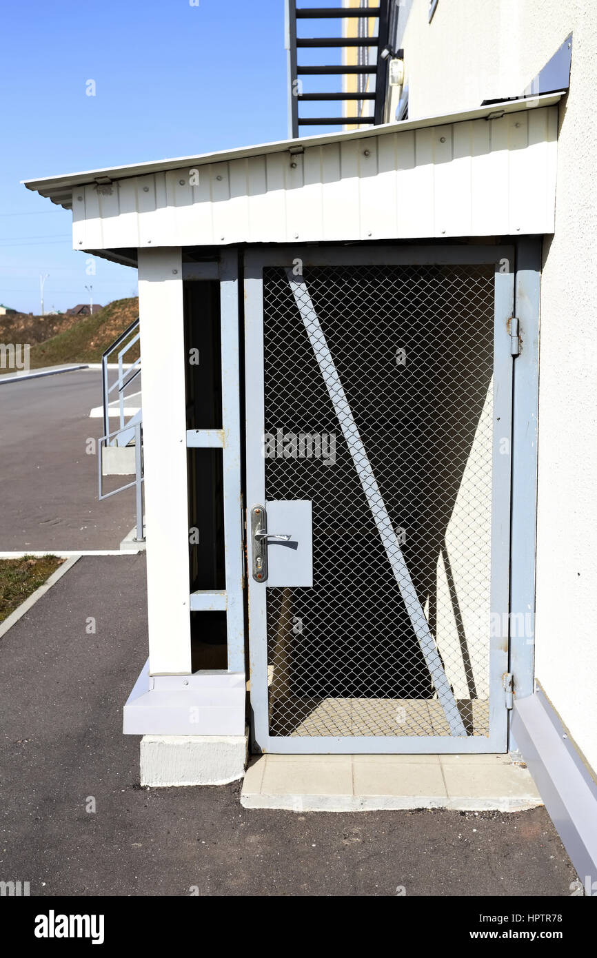 Ingresso per l'impianto elettrico di metallo della porta di rete Foto Stock