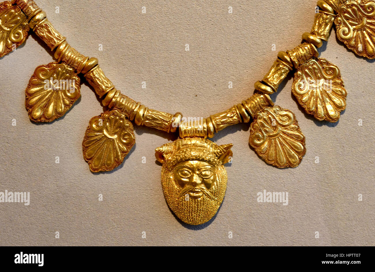Etrusca collana d'oro 6 - V secolo Etruria, Toscana, Italia Foto stock -  Alamy