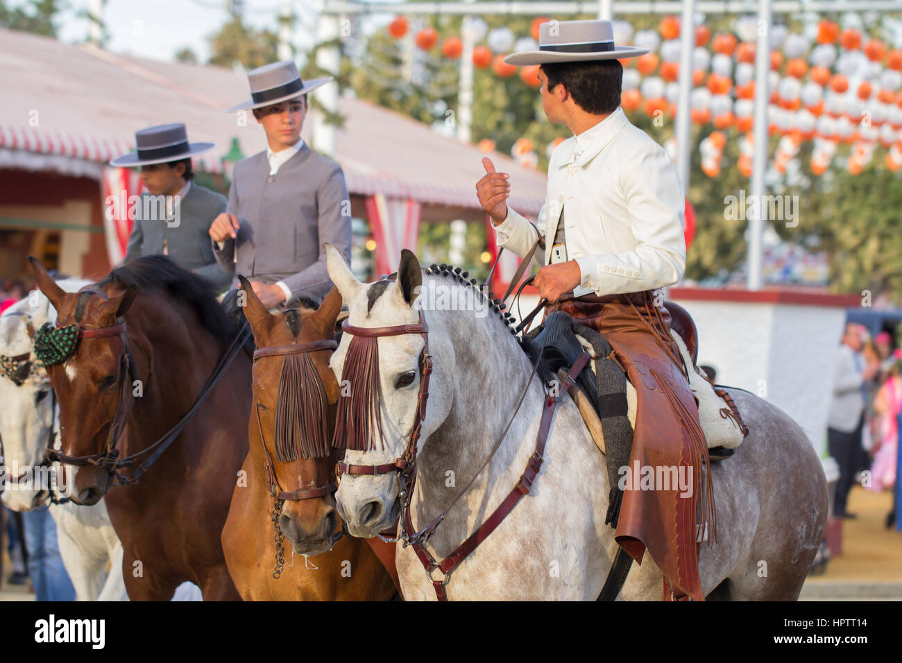 Siviglia, Spagna - Apr, 25: uomini vestiti in costumi tradizionali a cavallo su feria de abril su Aprile 25, 2014 a Siviglia, Spagna Foto Stock