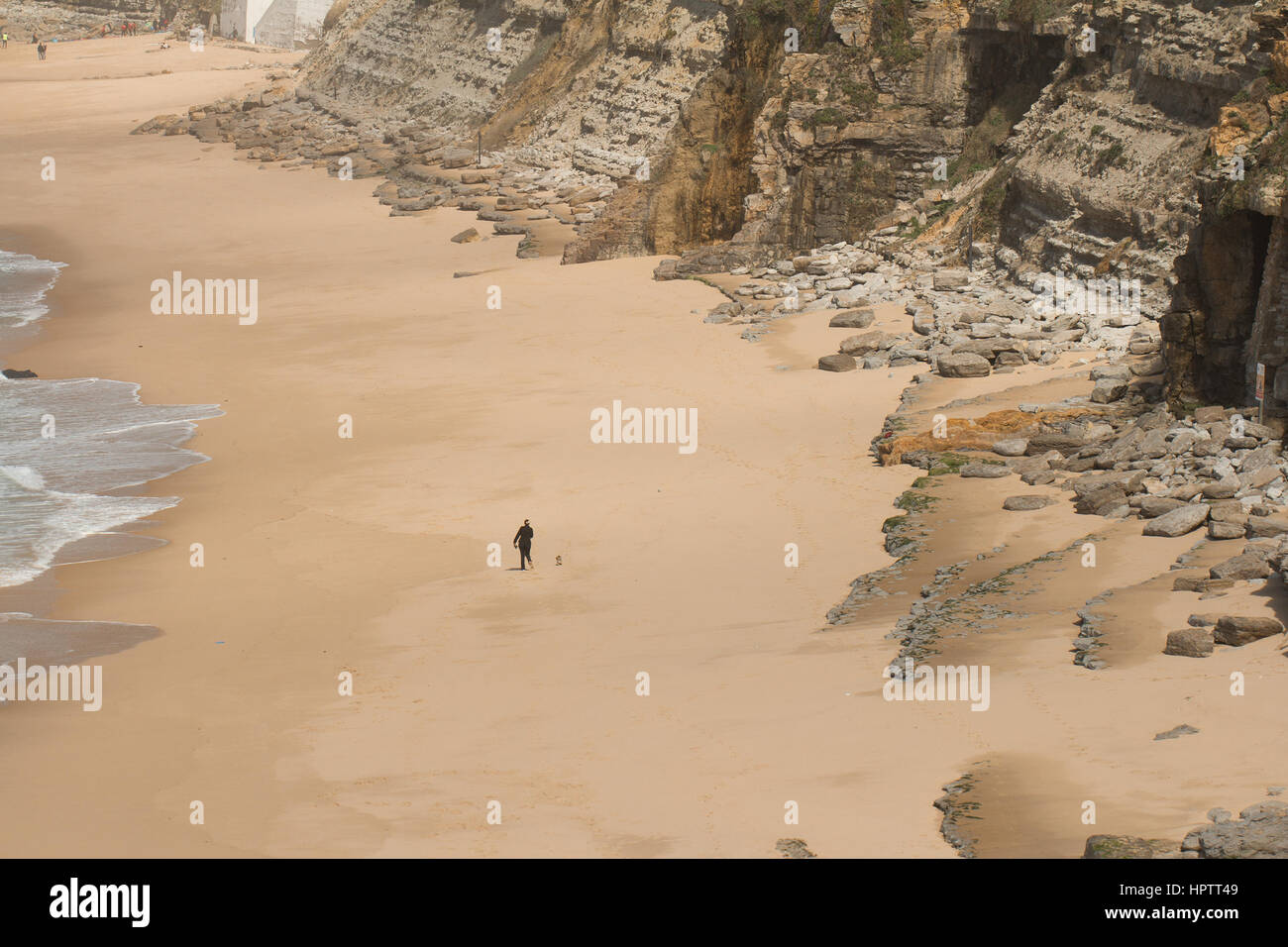 Svuotare selvaggia spiaggia di sabbia con scogliere Foto Stock