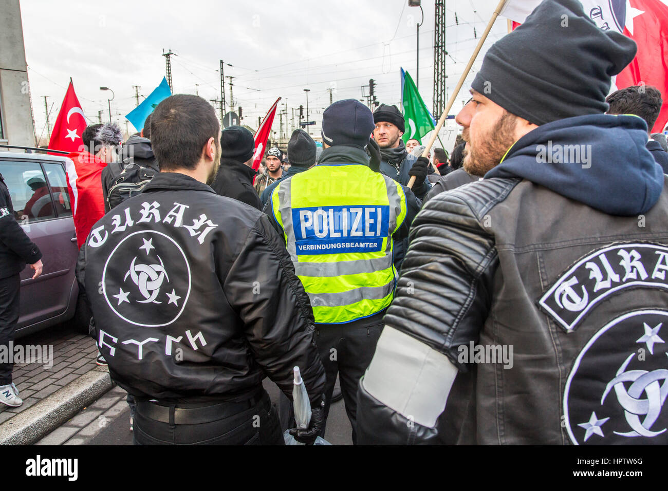 Il tedesco riot police unit durante una dimostrazione di Turco ala destra associazione Turan, Grigio Wolfes, a Dortmund, Germania, Foto Stock