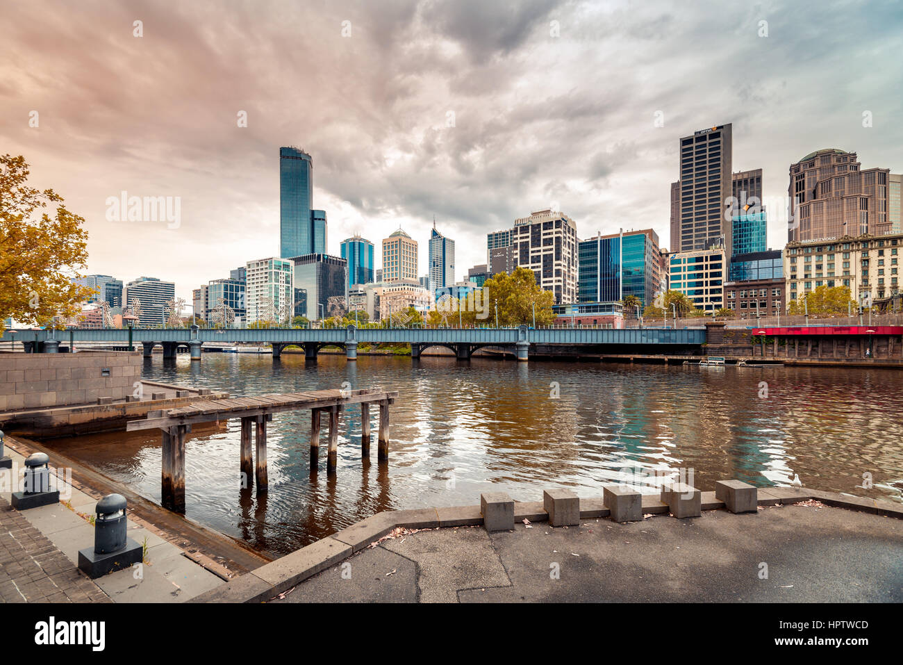Melbourne, Australia - 27 dicembre 2016: le persone che viaggiano su Melbourne River Cruises barca lungo il fiume Yarra, Victoria Foto Stock