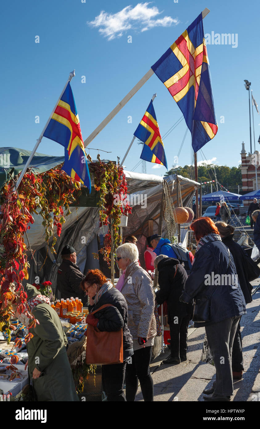Isole Aaland pesce sulla vendita a Helsinki la Piazza del Mercato con bandiere Foto Stock
