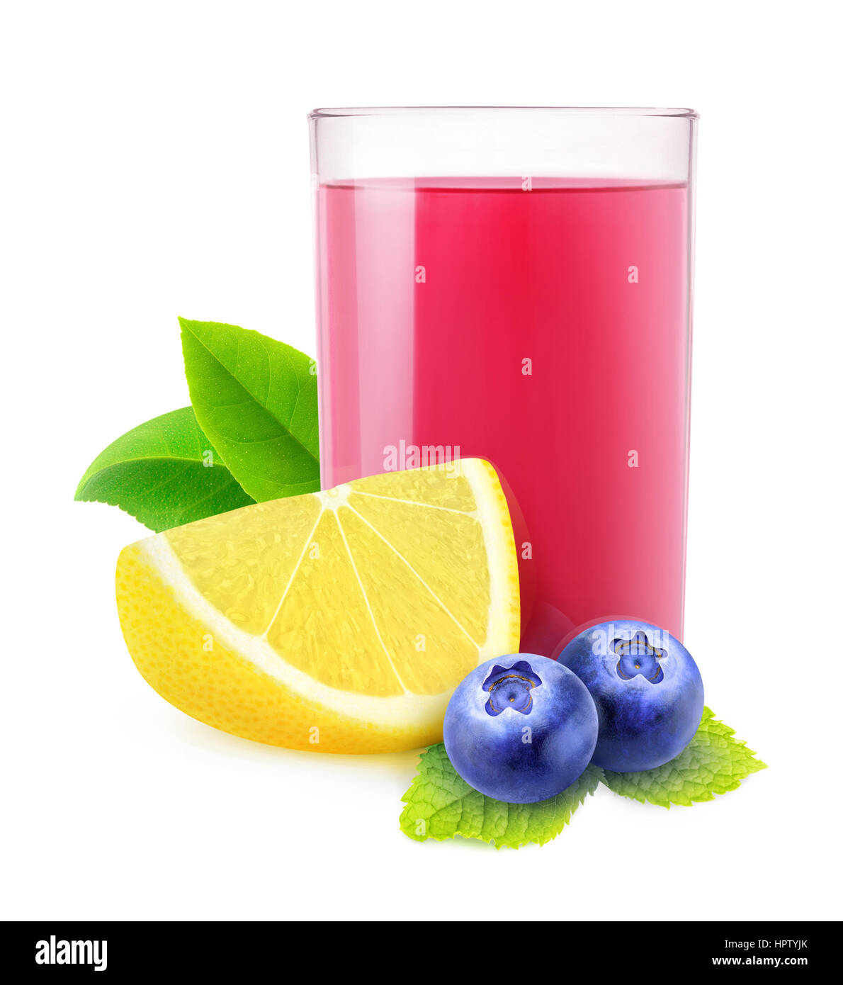 Mirtillo isolato limonata. Bicchiere di mirtillo e bibita al limone isolato su sfondo bianco con tracciato di ritaglio Foto Stock