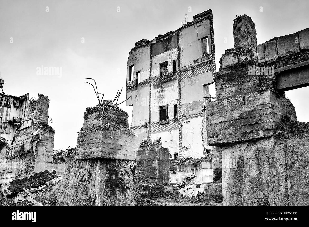 Pezzi di metallo e pietra sono fatiscenti dal demolito palazzo. Foto Stock