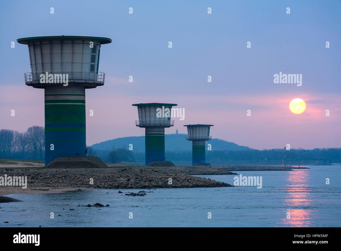 Germania, Duisburg-Bruckhausen, torri di acqua il punto di aspirazione per l'estrazione di acqua potabile presso il fiume Reno. Foto Stock