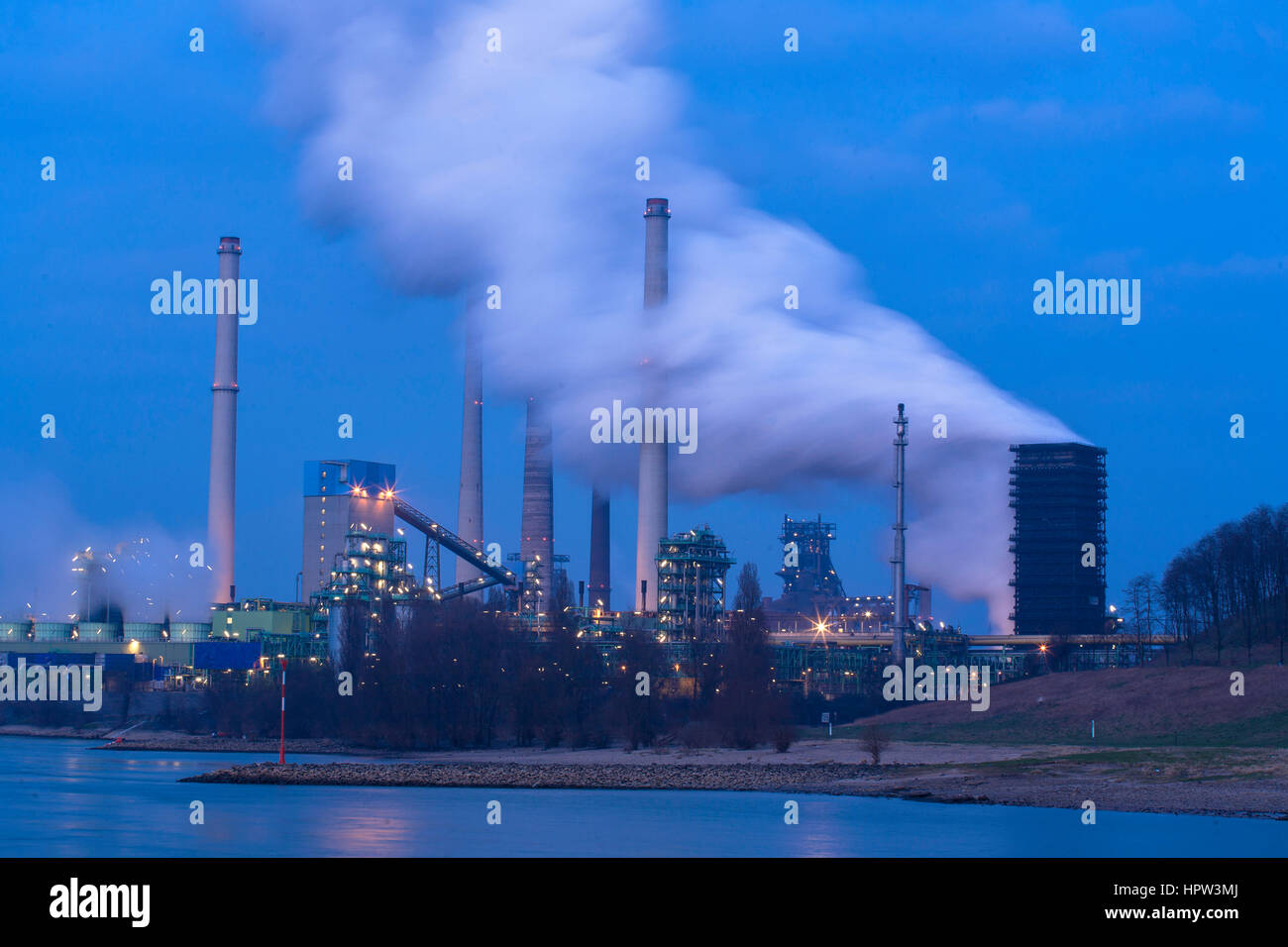 Germania, Duisburg, cokeria Schwelgern presso il fiume Reno Foto Stock