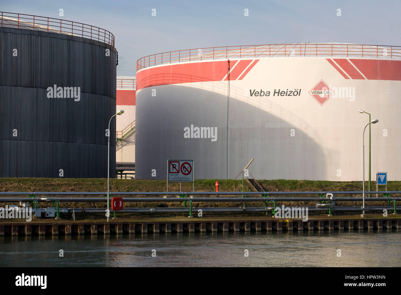 DEU, in Germania, in Renania settentrionale-Vestfalia, la zona della Ruhr, Gelsenkirchen, serbatoio fattoria della Ruhr raffineria di petrolio al canale Rhein-Herne. Foto Stock