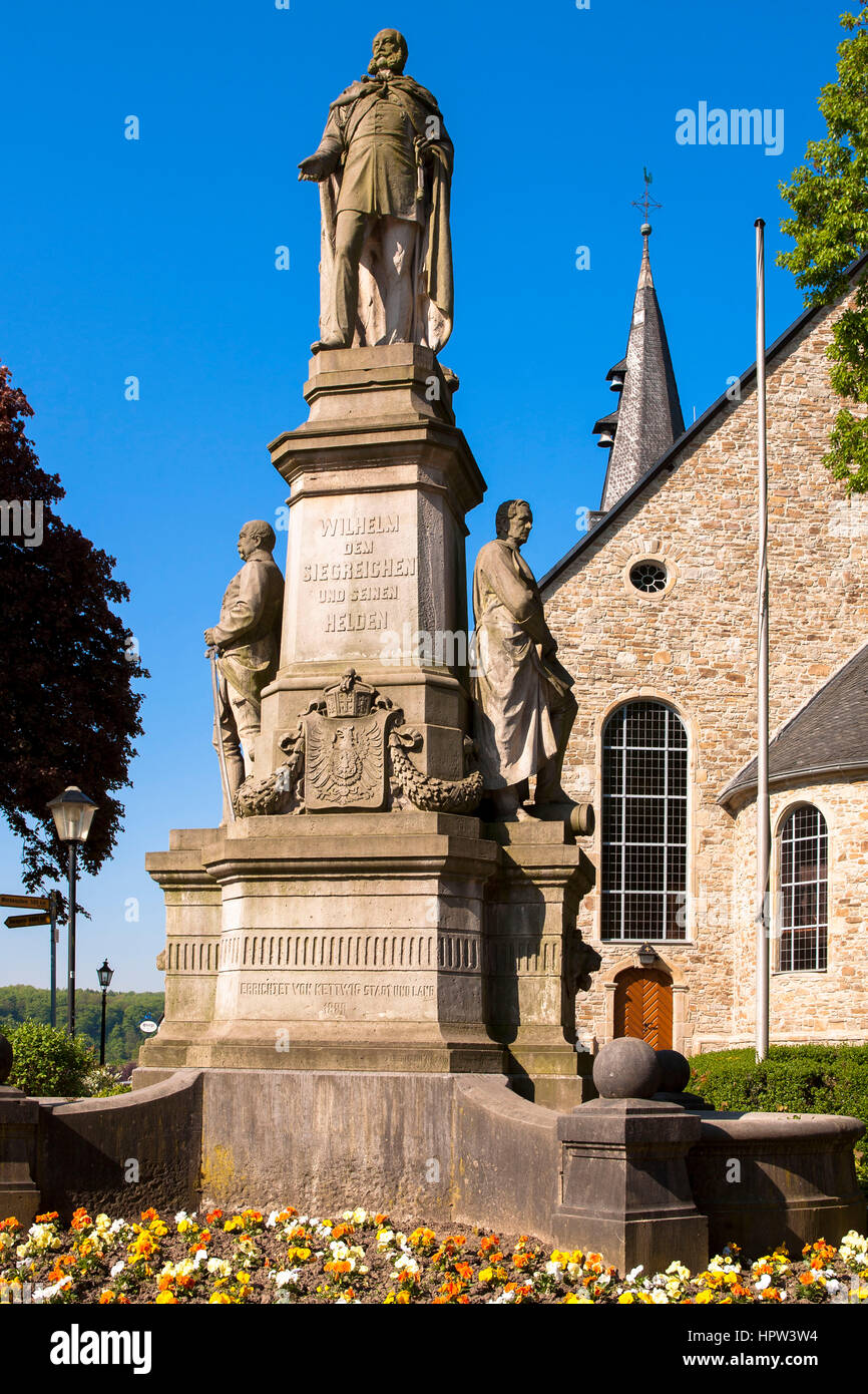 L'Europa, Germania, Essen-Kettwig, imperatore Wilhelm monumento presso la chiesa di mercato nella parte vecchia della citta'. Foto Stock