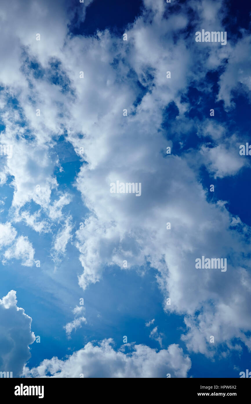 Luce nuvoloso cielo blu con alcune nuvole Foto Stock