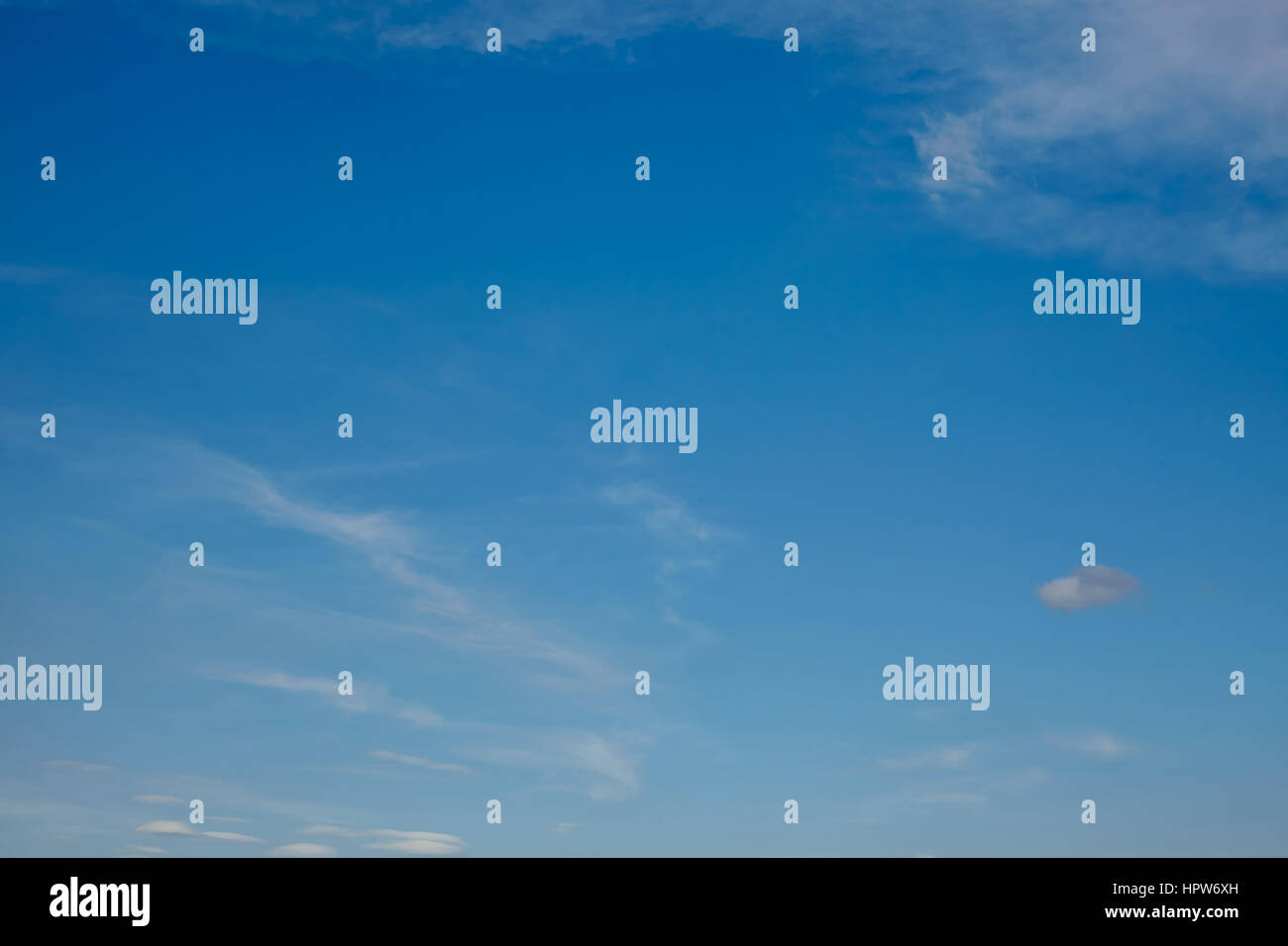 Ampia blu cielo con un po' di nuvole bianche Foto Stock