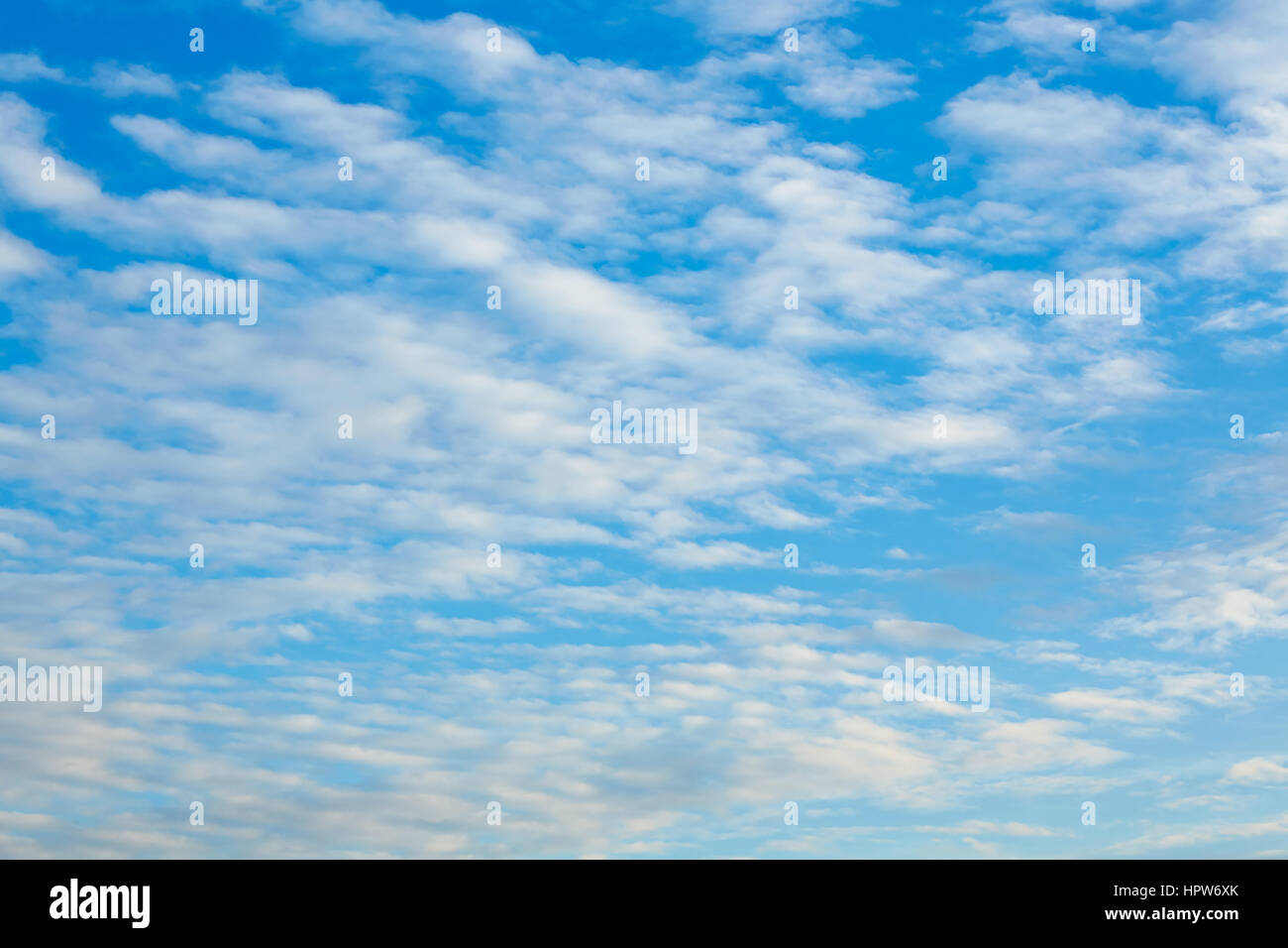Molti bianche nuvole poco alla luce blu cielo Foto Stock