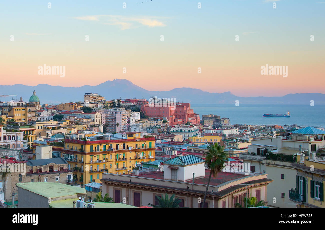 Vista del centro storico di Napoli al tramonto colorato. Italia Foto Stock