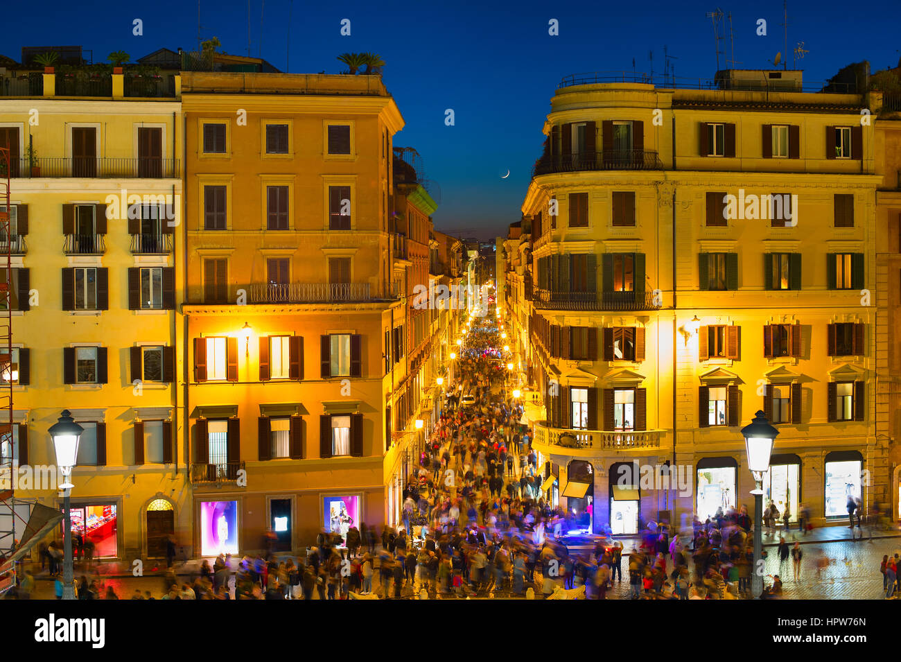 Affollata Città Vecchia strada di Roma al crepuscolo. Italia Foto Stock
