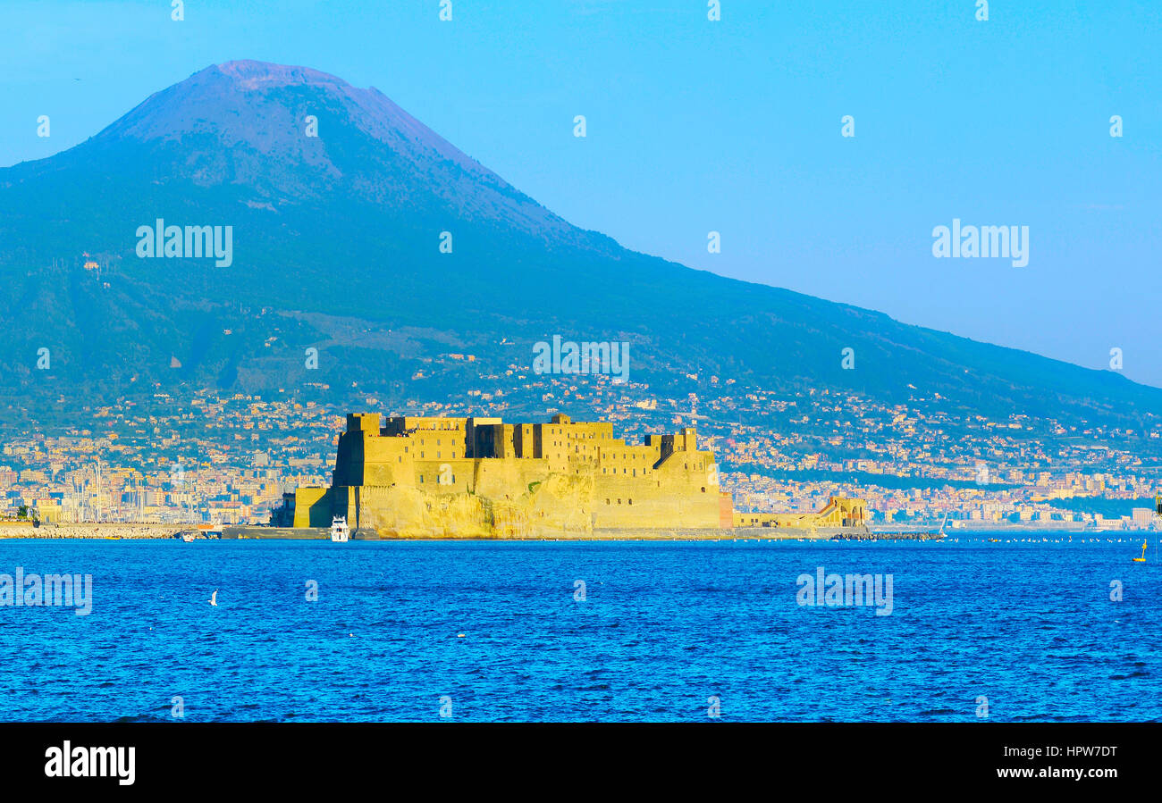 Castello Nuovo di Napoli con Vesuvios mountain sullo sfondo. Napoli Nuovo Castello, Italia Foto Stock