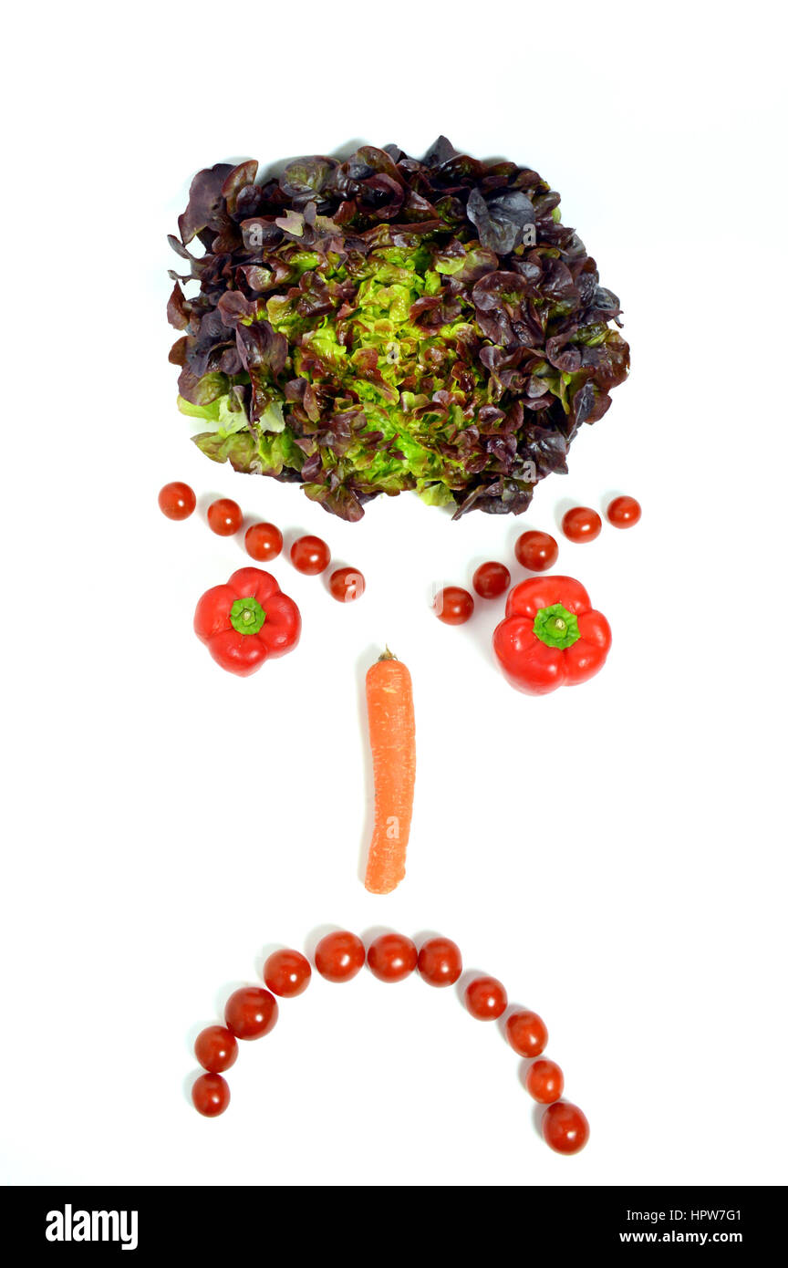 Un arrabbiato Smiley face, con verdure, insalata, peperoni, carote, pomodori. Foto Stock