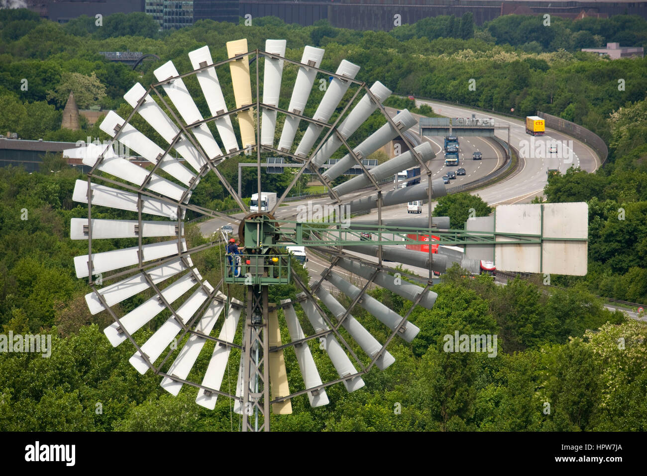 Germania, Duisburg, il parco di Duisburg-Nord, ex Thyssen altoforno lavora nel quartiere Meiderich, torre di energia, vento whee Foto Stock