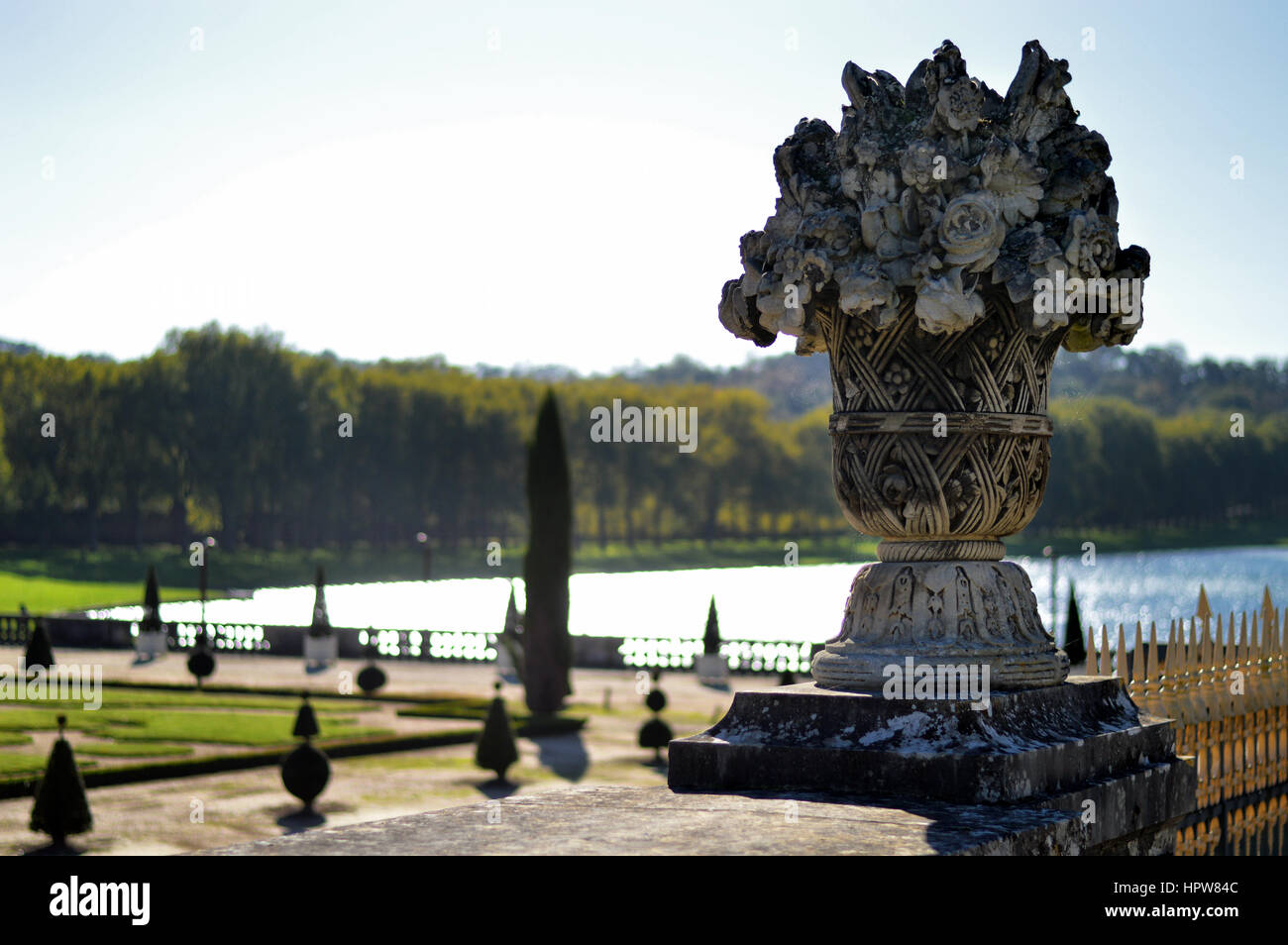 Una scultura nel giardino di Versailles. Foto Stock