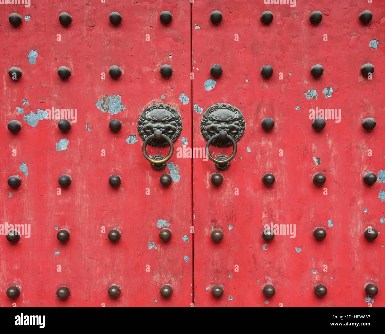 Costellata porta rossa del Tempio del Buddha di Giada a Shanghai Foto Stock