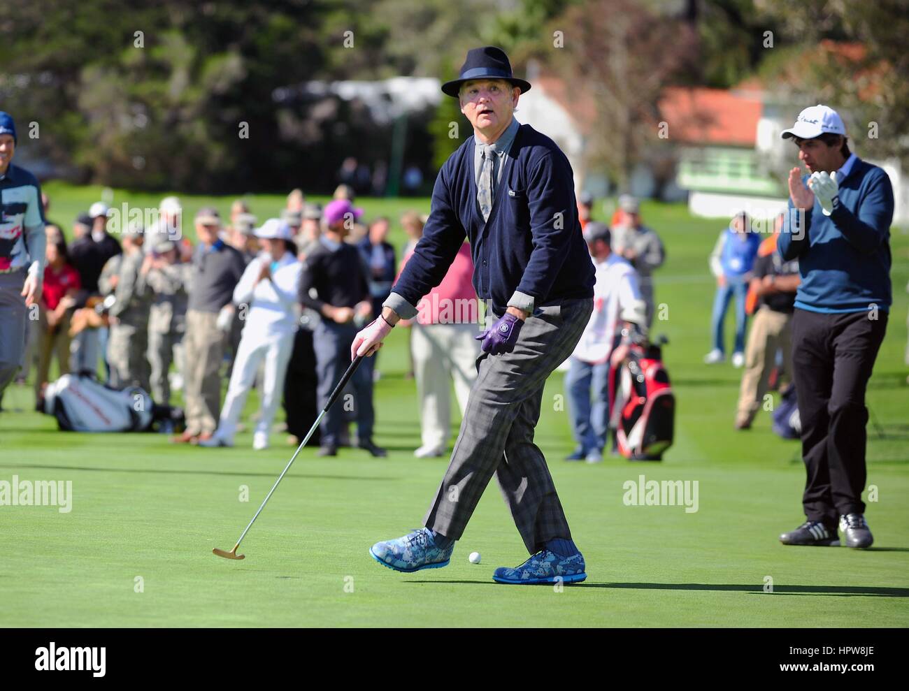 Attore e comico Bill Murray indossando un abbinamento blu navy maglione e hat guarda il suo putt durante l'AT&T Pebble Beach National Pro-Am golf tournament Febbraio 11, 2015 a Monterey in California. Foto Stock