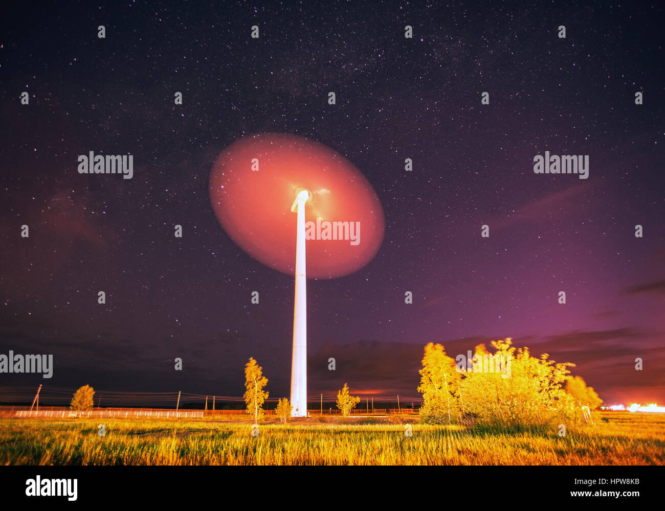 Impianto eolico di notte. Notte cielo pieno di stelle Foto Stock