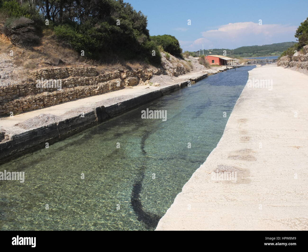 Canale di mare forma il lago di Korission, Corfù, Grecia Foto Stock