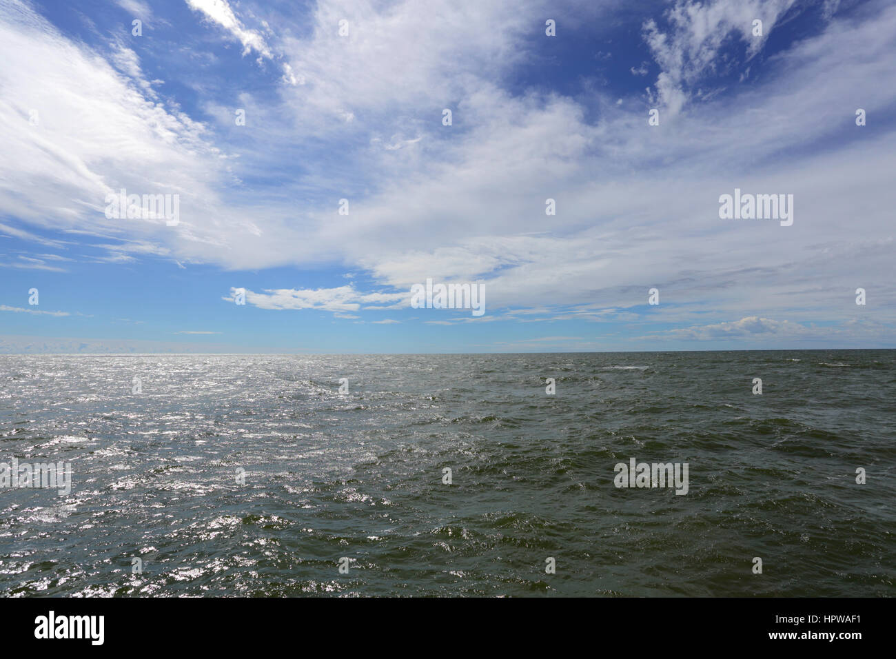 Acqua di mare sotto il cielo blu nella giornata di sole Foto Stock