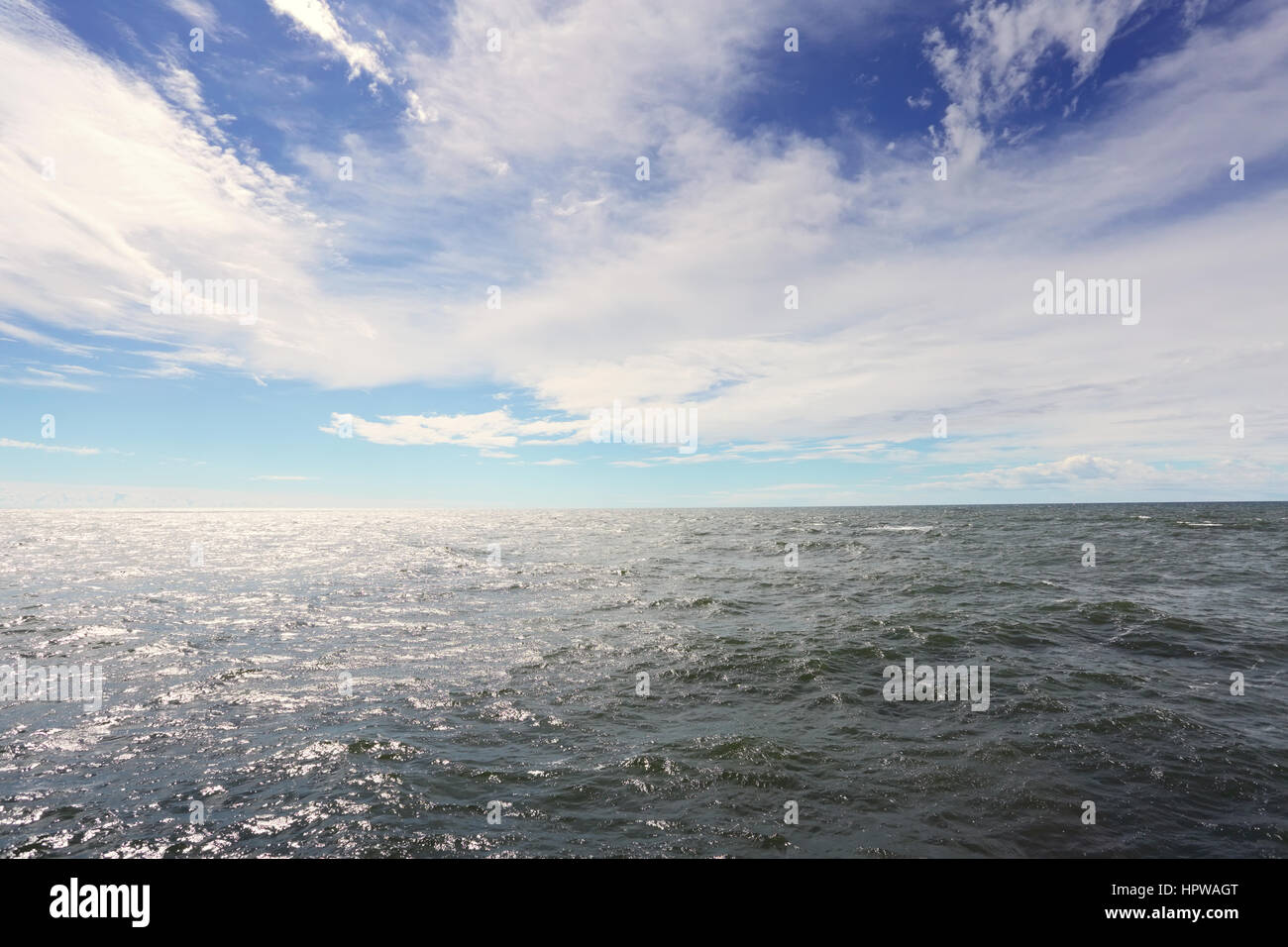 Acqua di mare sotto un cielo blu con orizzonte Foto Stock