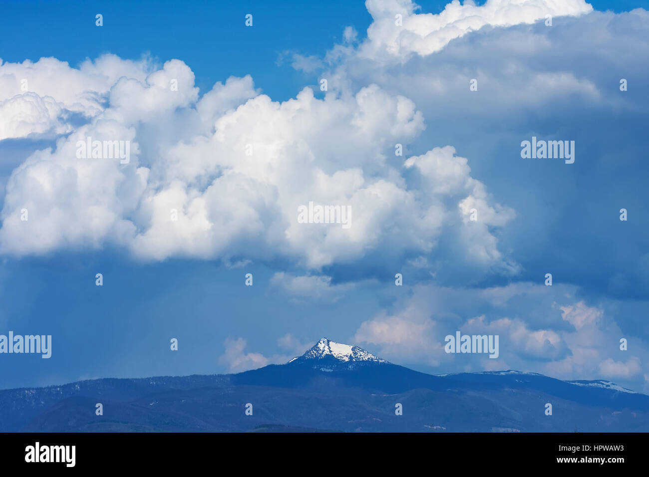 La molla nuvole bianche in montagna con cielo blu Foto Stock