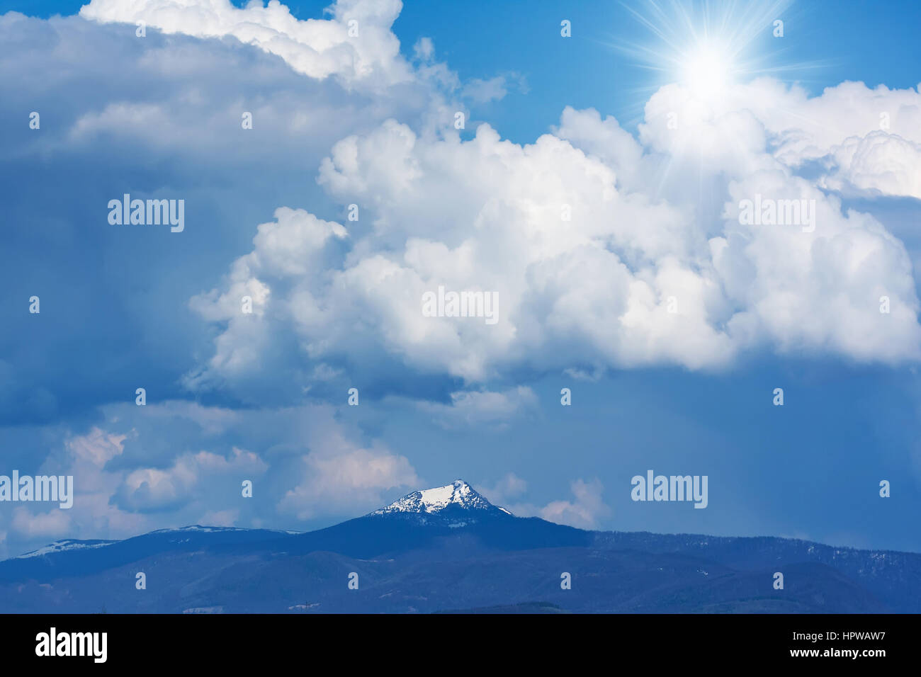 La molla nuvole bianche in montagna sul cielo blu con Sun Foto Stock